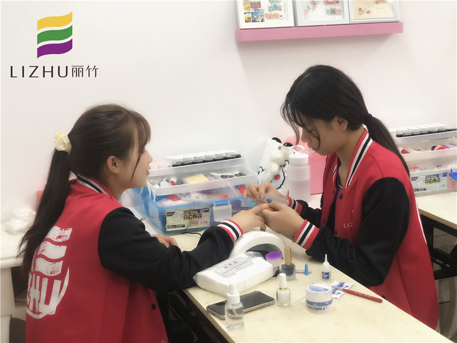 看了這份甲教程，會知道南寧美甲學(xué)校哪家好