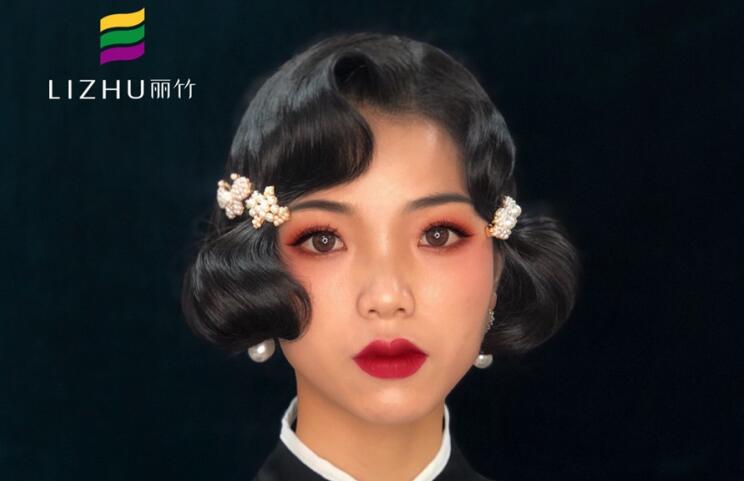 民國旗袍妝容，顯示南寧專業(yè)化妝學(xué)校實(shí)力