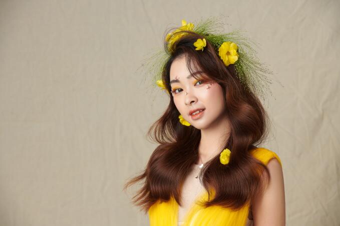 輕氧花漾披發(fā)造型，帶你去看南寧化妝學(xué)校哪家好