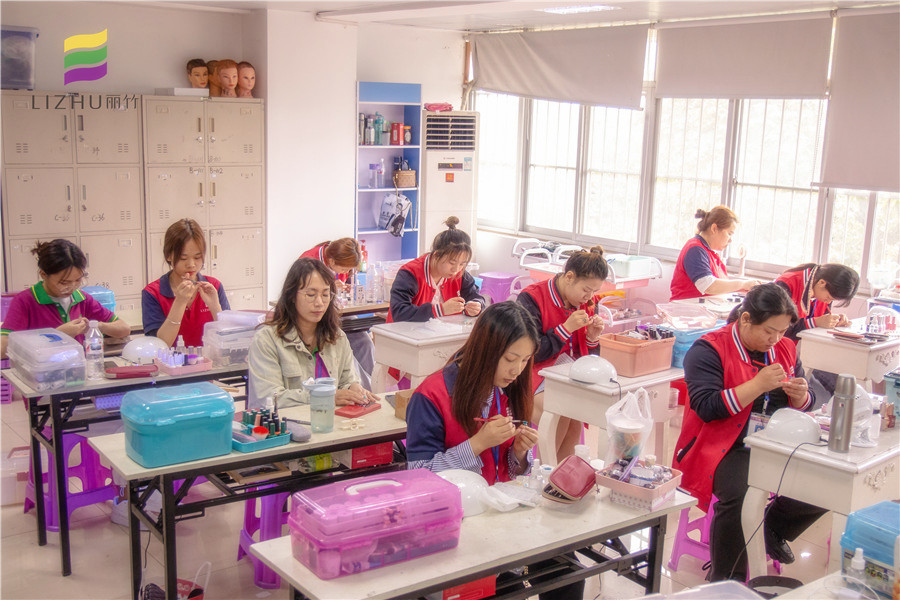 學(xué)美甲需要什么條件？南寧美甲培訓(xùn)學(xué)校為你解答
