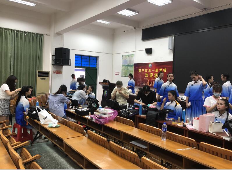 南寧化妝學(xué)校外出實(shí)踐，受到演員比心點(diǎn)贊