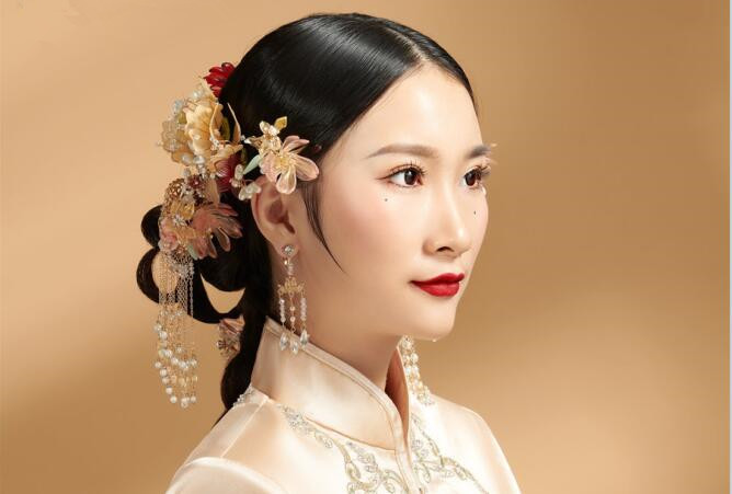 簡約秀禾新娘造型，看南寧化妝學(xué)校哪家有實(shí)力