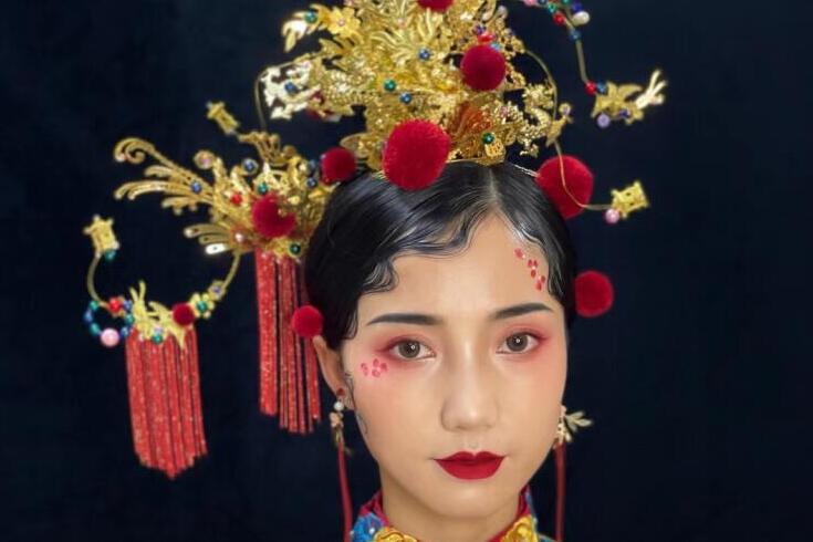 中式新娘造型，廣西彩妝造型學(xué)校作品