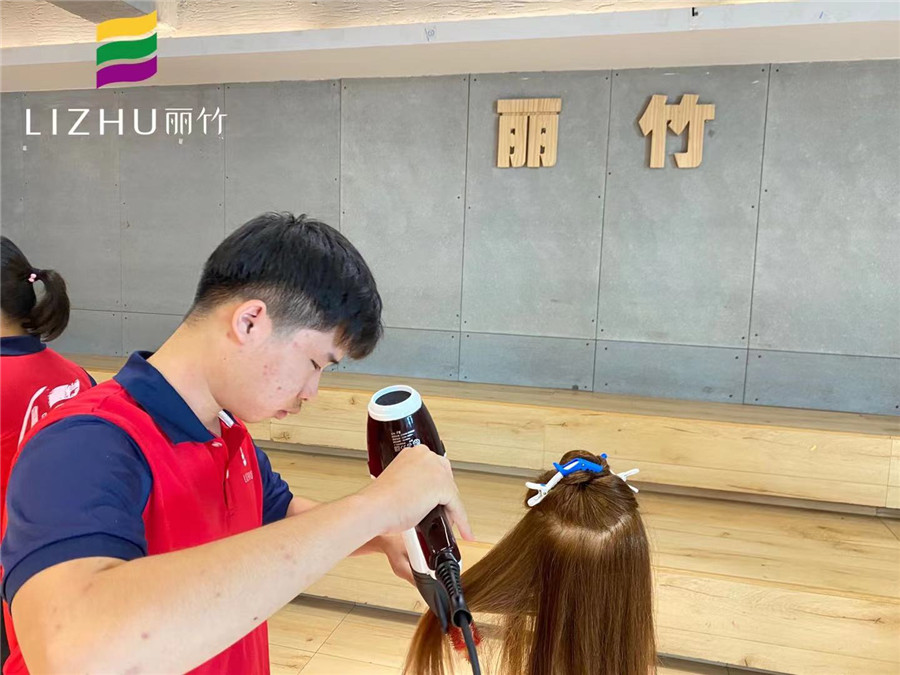 吹風(fēng)造型注意事項，南寧美發(fā)職業(yè)培訓(xùn)學(xué)校培訓(xùn)課程