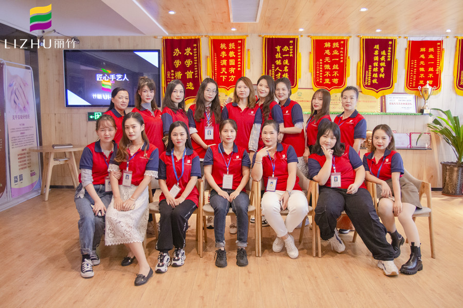 滿滿的畢業(yè)祝福，送給廣西專業(yè)化妝培訓(xùn)學(xué)校