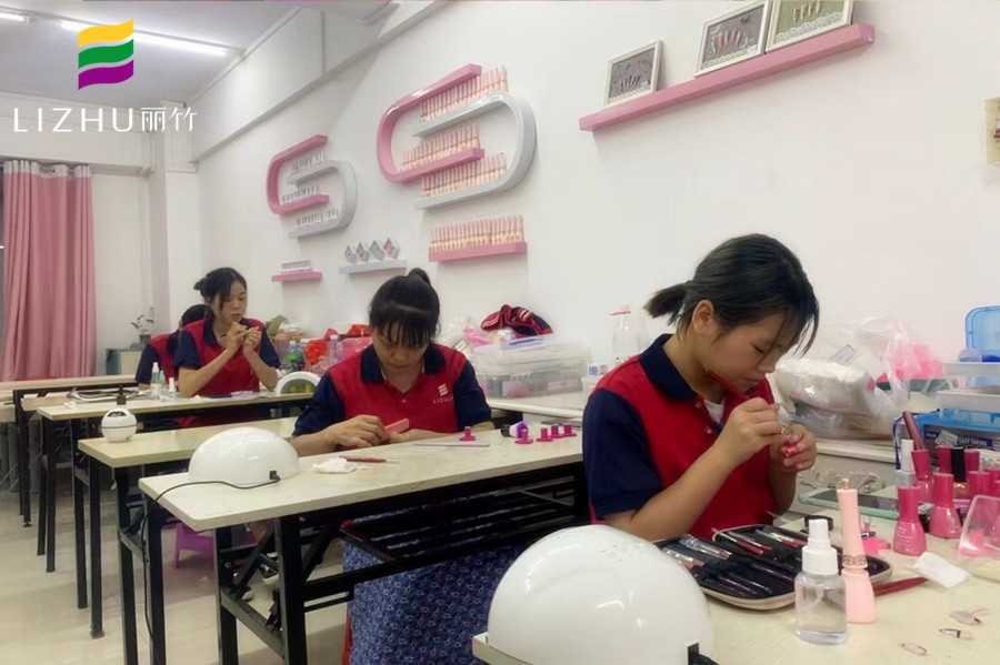 南寧專業(yè)美甲學(xué)校，教你專業(yè)美甲技術(shù)