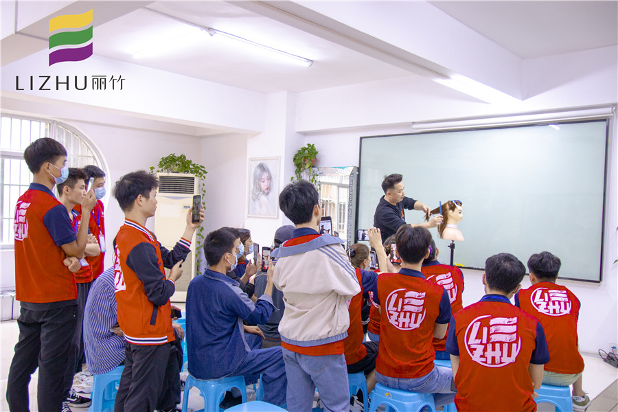 鎖骨發(fā)修剪技巧，南寧教理發(fā)的學(xué)校分享
