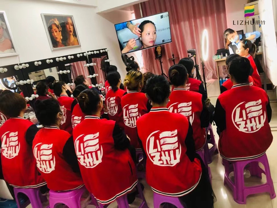 冬季正確的化妝步驟，這些技巧南寧化妝學(xué)校告訴你