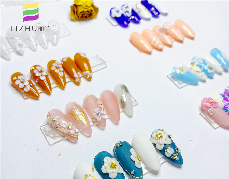 精美雕花美甲作品，告訴你南寧哪里可以學(xué)雕花美甲