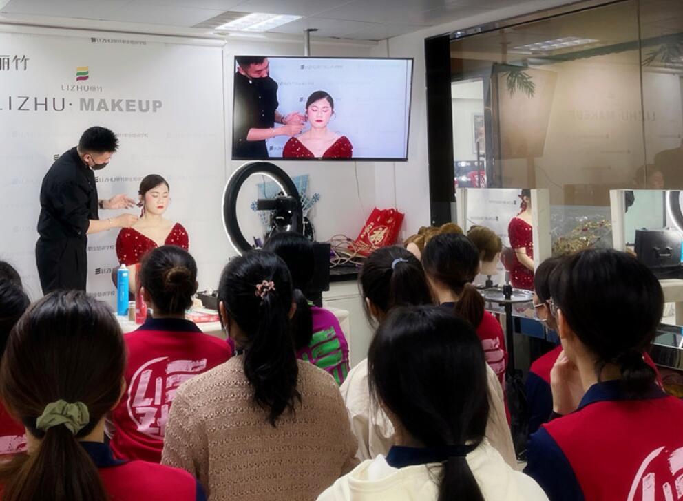 麗竹彩妝學(xué)校上演“換臉術(shù)”，展現(xiàn)南寧學(xué)彩妝哪家技術(shù)強(qiáng)