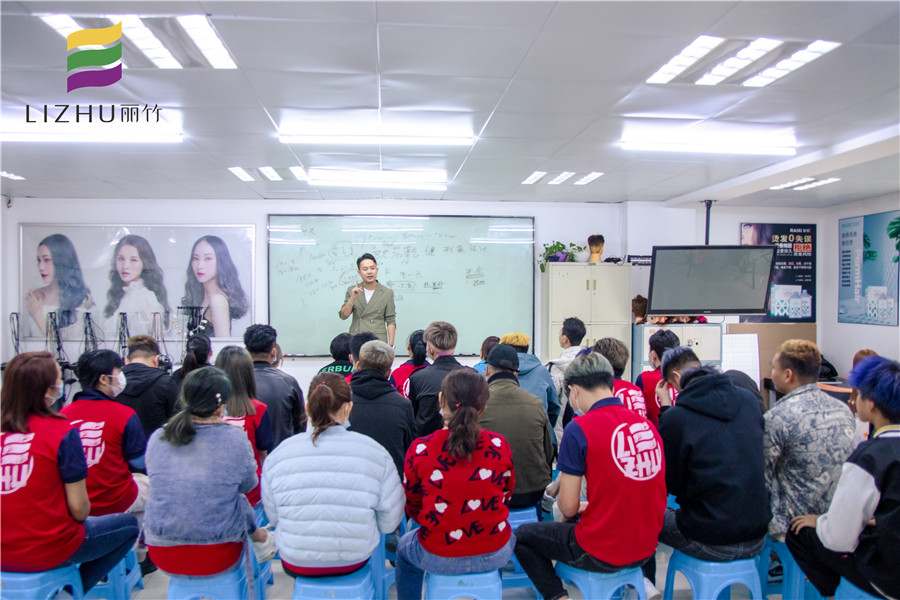 乾健·形象設(shè)計就業(yè)宣講會走進南寧美發(fā)學(xué)校