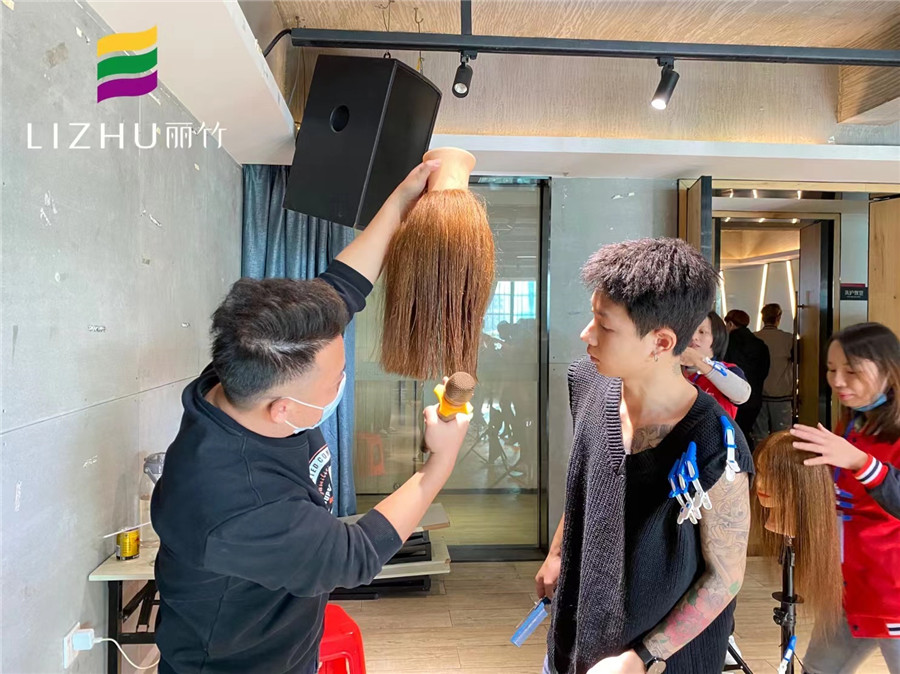 南寧美發(fā)學(xué)?？己耍悍叫螌哟?，圓形層次，三角堆積修剪