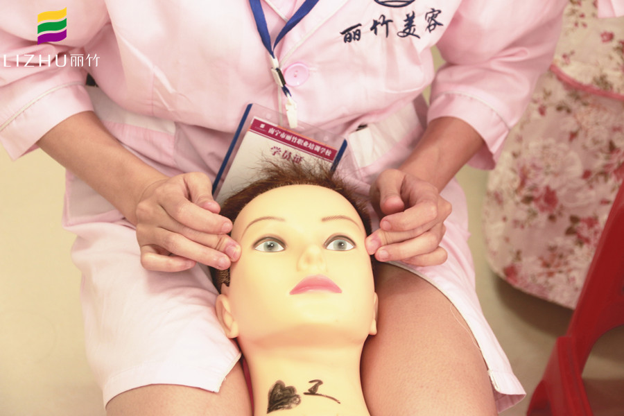 為什么學(xué)美容要練習(xí)假頭模？廣西認(rèn)可的美容學(xué)校告訴你