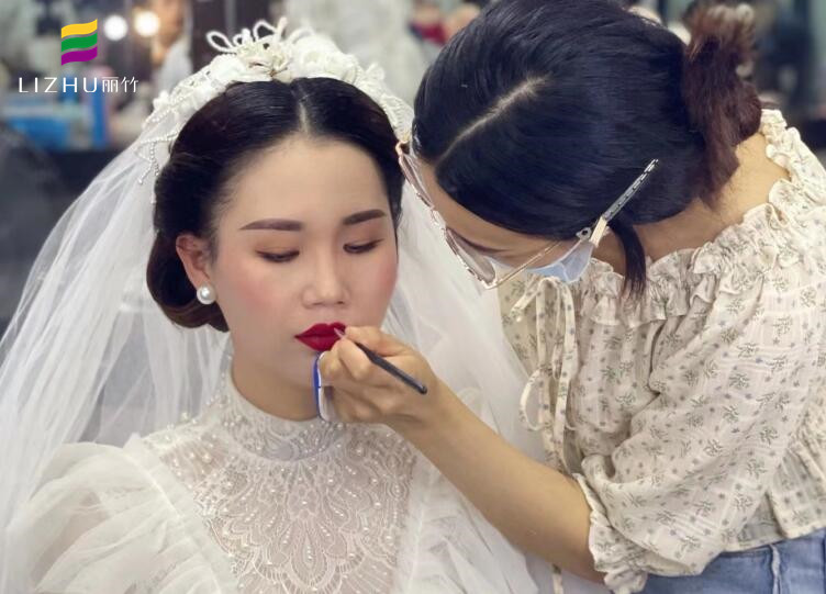 輕復古新娘造型 ，優(yōu)雅就是如此簡單