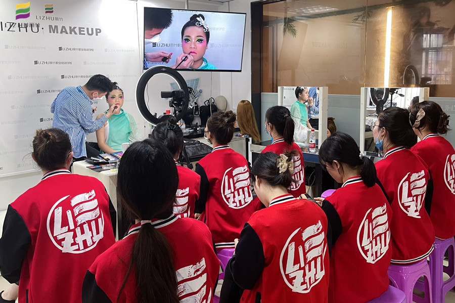 廣西彩妝學(xué)校舞臺(tái)妝欣賞，展現(xiàn)色彩夸張之美