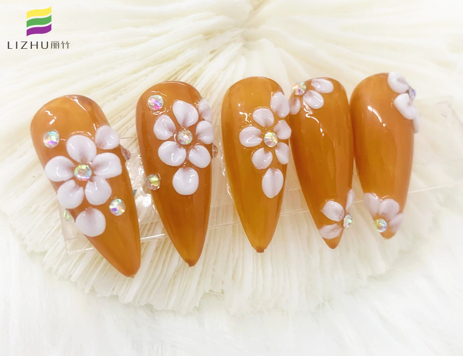 彩繪立體雕花美甲，南寧美甲培訓(xùn)專業(yè)學(xué)校作品