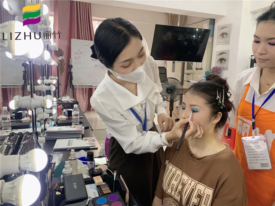舞臺(tái)妝眼影怎么畫？南寧化妝培訓(xùn)眼妝教程