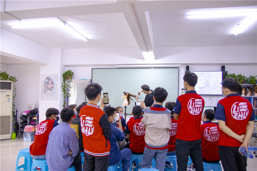 中長發(fā)尾層次修剪，南寧理發(fā)培訓學校演示手法