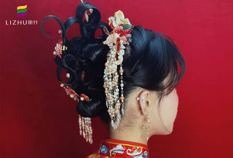 中式秀禾發(fā)型圖片，廣西學(xué)習(xí)化妝盤發(fā)教程