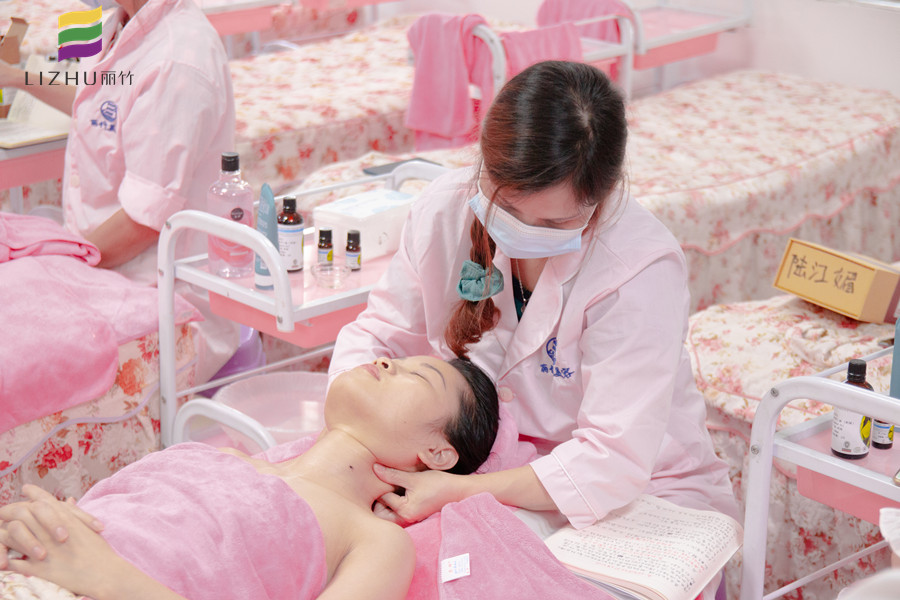 頸部提升美容手法，廣西南寧美容學(xué)校講解課程