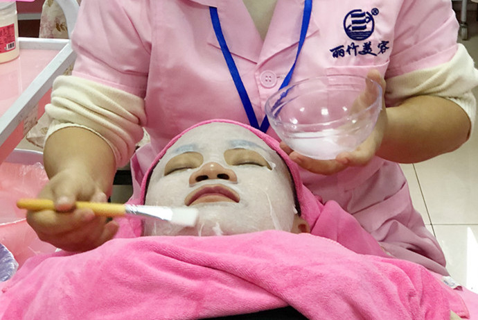 夏日敷水膜的次數(shù)越多越好嗎？南寧美容學(xué)校老師這么說(shuō)