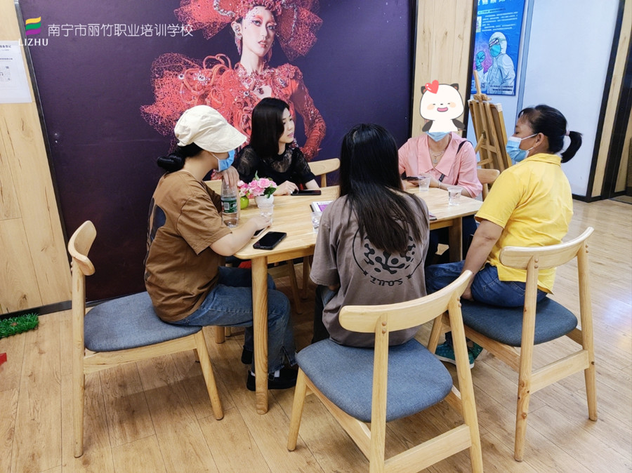 忙！忙！忙！麗竹學(xué)校人氣火爆的招生大廳