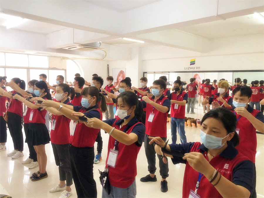 零基礎(chǔ)學(xué)美發(fā)：新手如何練習(xí)用剪刀和梳子？