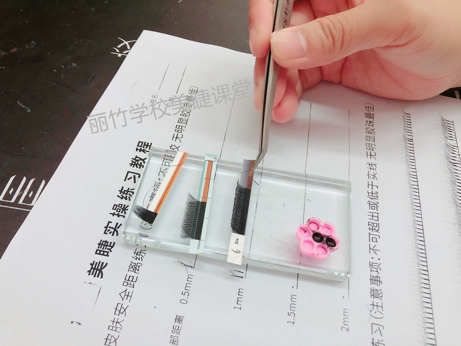 紙上嫁接睫毛，南寧美甲美睫學校學員練習