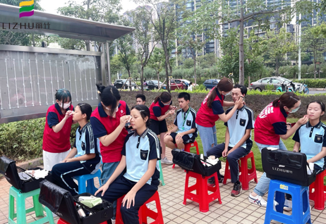 化妝實踐報告-麗竹學(xué)校化妝專業(yè)為南寧市三中提供化妝服務(wù)