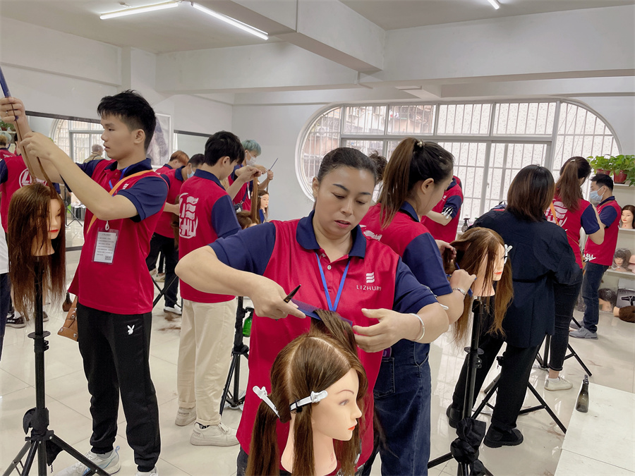 頭發(fā)打薄的技巧，廣西學(xué)理發(fā)剪發(fā)
