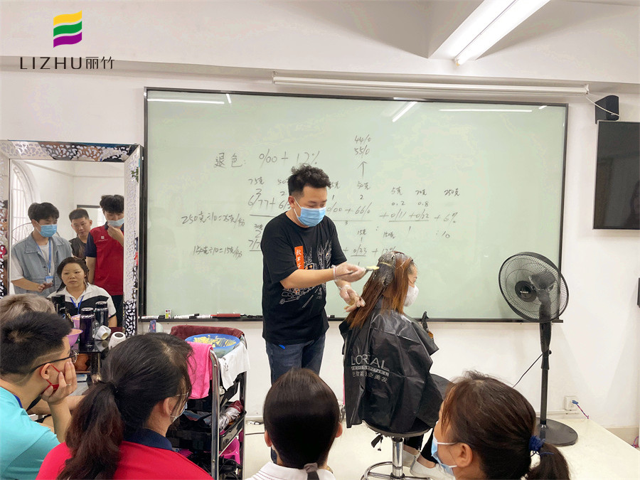 染膏怎么才能涂均勻？廣西染發(fā)培訓(xùn)學(xué)?，F(xiàn)場(chǎng)示范