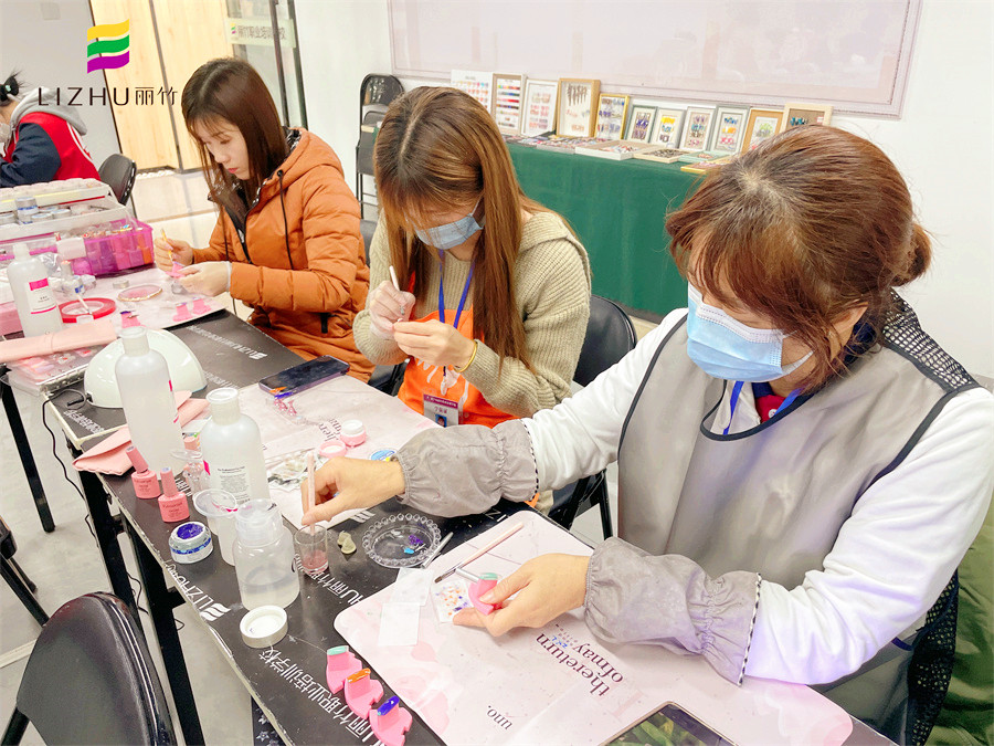學(xué)美甲有年齡限制嗎？南寧專業(yè)美甲師培訓(xùn)學(xué)校告訴你