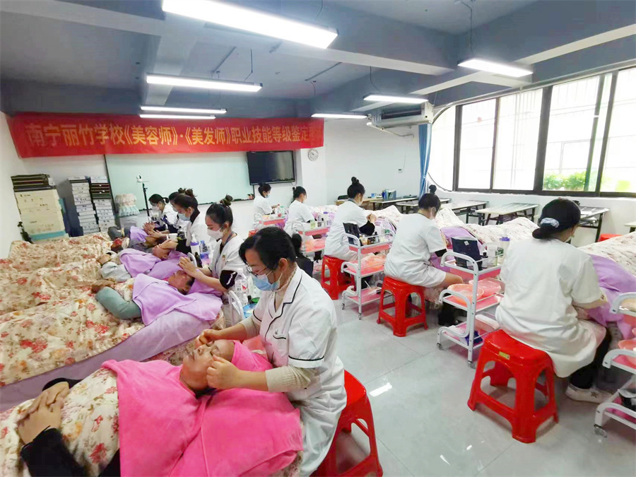 全員通過！廣西南寧美容師美發(fā)師考證班