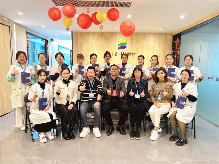 南寧美容培訓(xùn)班畢業(yè)，同學(xué)們，加油！