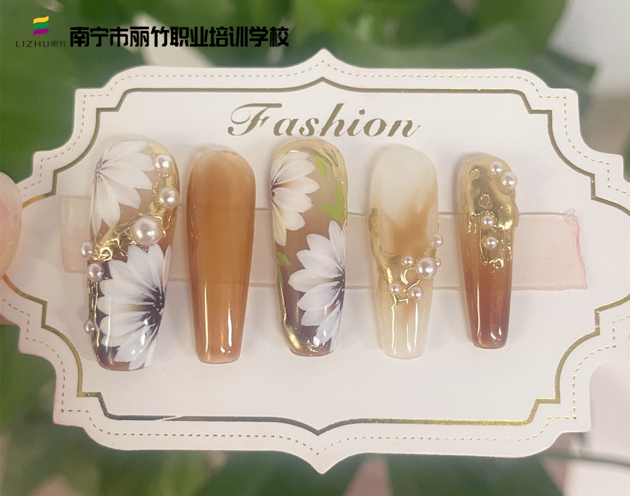 春日手繪花朵美甲，廣西美甲速成班營造春之浪漫