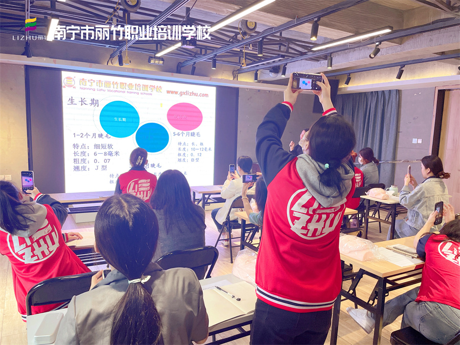 開班啦！直擊南寧美睫學(xué)校課堂實況