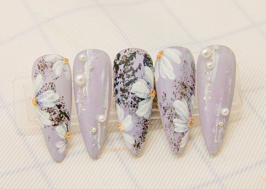 南寧美甲學(xué)校：磨砂美甲，鉑金膠美甲，彩繪小雛菊美甲