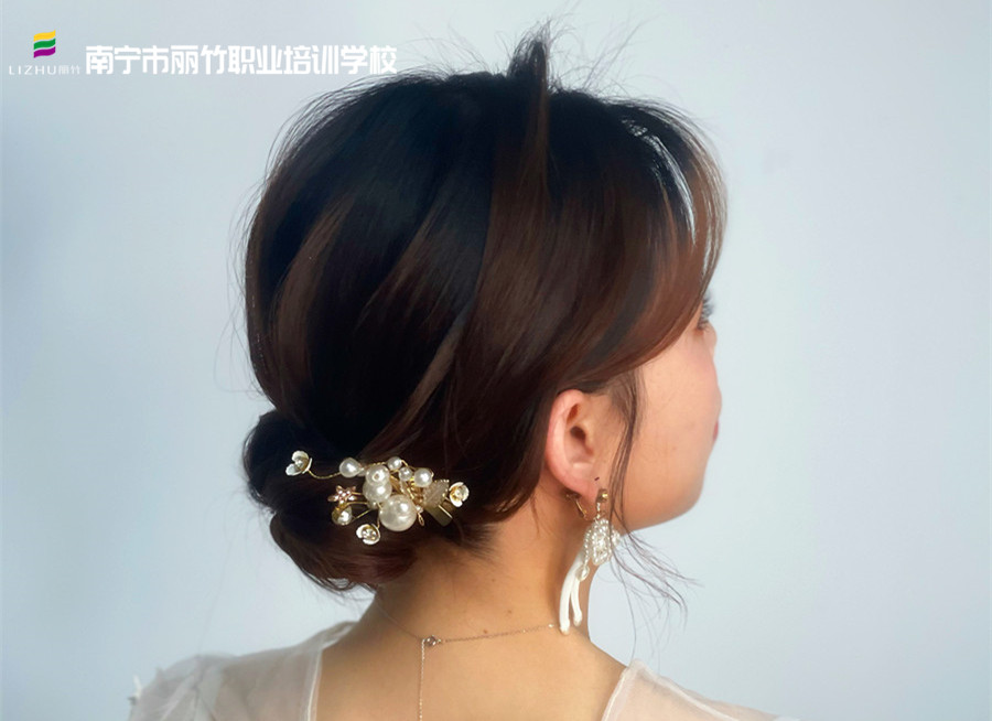 森系簡約編盤發(fā)，南寧化妝發(fā)型培訓(xùn)作品