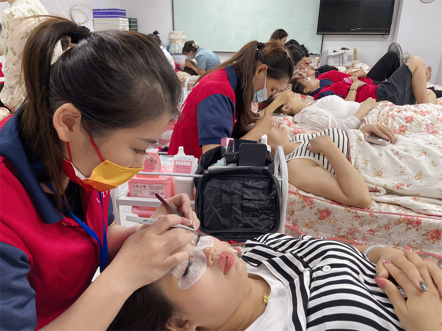 美睫是什么？南寧哪里可以學(xué)美睫？