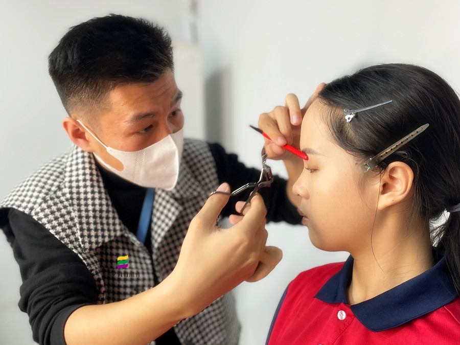 如何用睫毛夾？化妝工具介紹