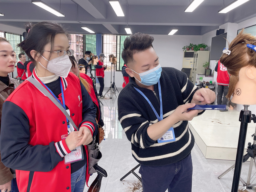 常見的長發(fā)發(fā)尾修剪方式，廣西女士剪發(fā)教學