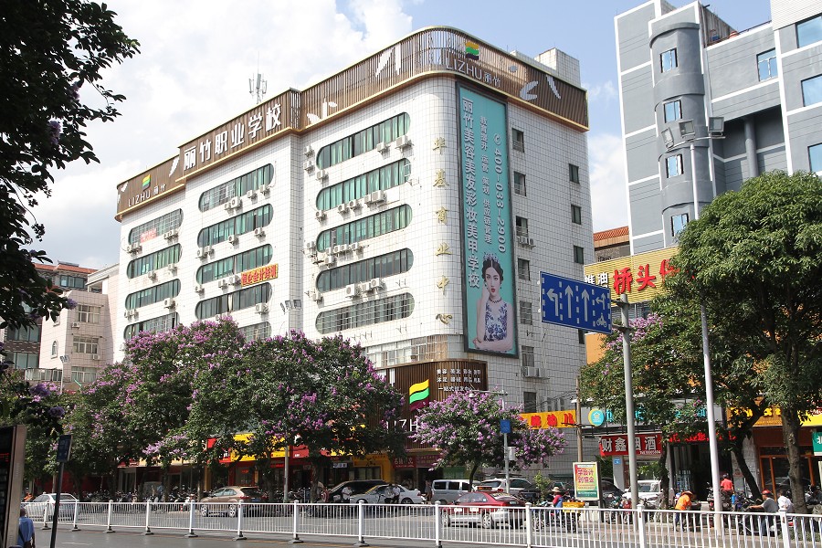 亖瘋了！南寧市美業(yè)職業(yè)培訓(xùn)學(xué)校生源爆滿