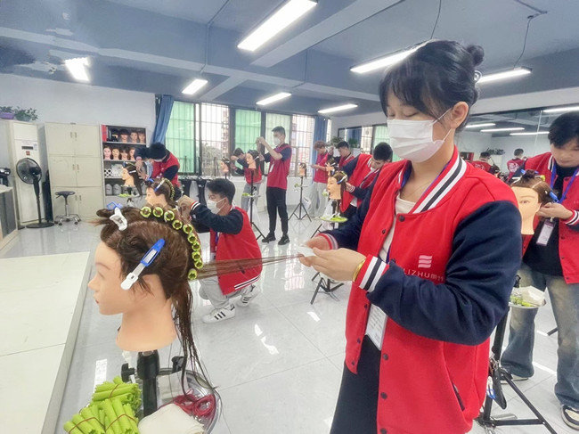 國際標準卷杠考核，南寧燙染剪技術進修班課堂