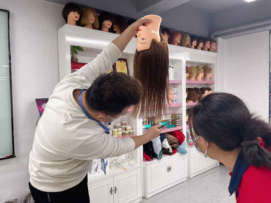 長碎發(fā)怎么剪？南寧剪發(fā)理發(fā)培訓(xùn)學(xué)校課件