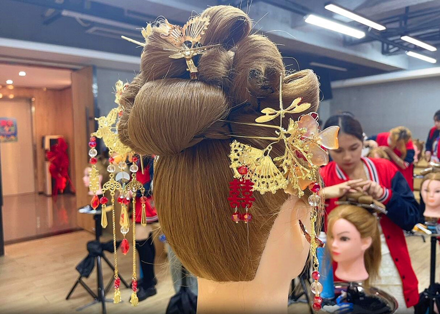 秀禾發(fā)型特點(diǎn)解析，南寧學(xué)化妝造型