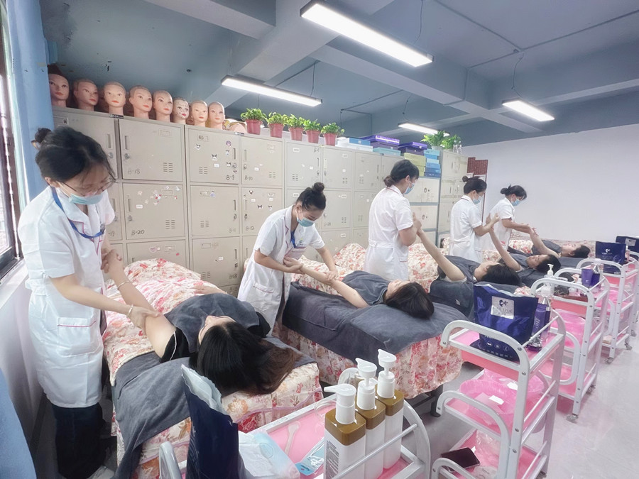 為什么要進(jìn)行手部護(hù)理？南寧美容職業(yè)培訓(xùn)學(xué)校解答
