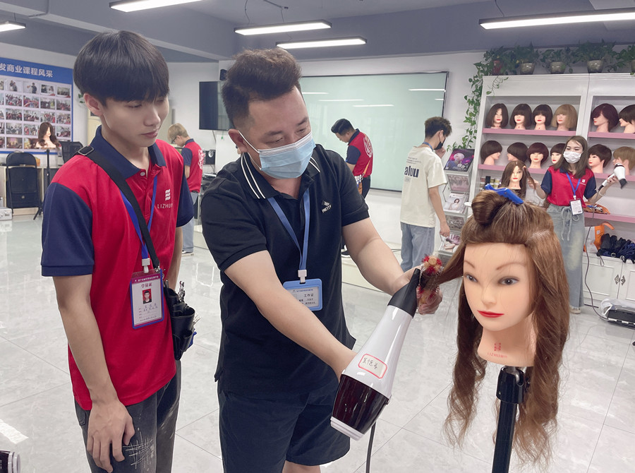 怎么樣才能做好吹風(fēng)造型？南寧美發(fā)吹風(fēng)培訓(xùn)