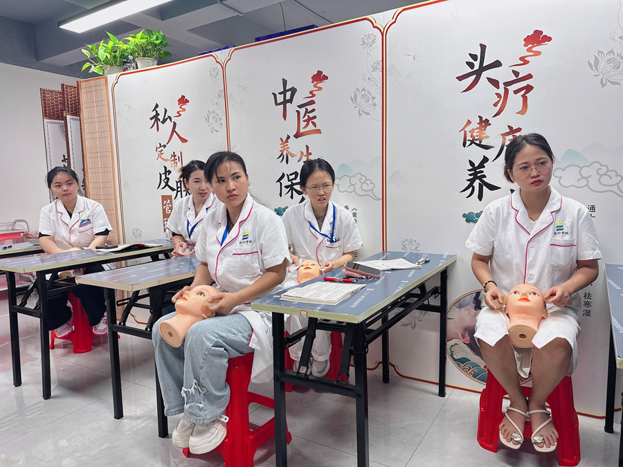 假頭模面部美容教學(xué)，南寧美容培訓(xùn)被認(rèn)可
