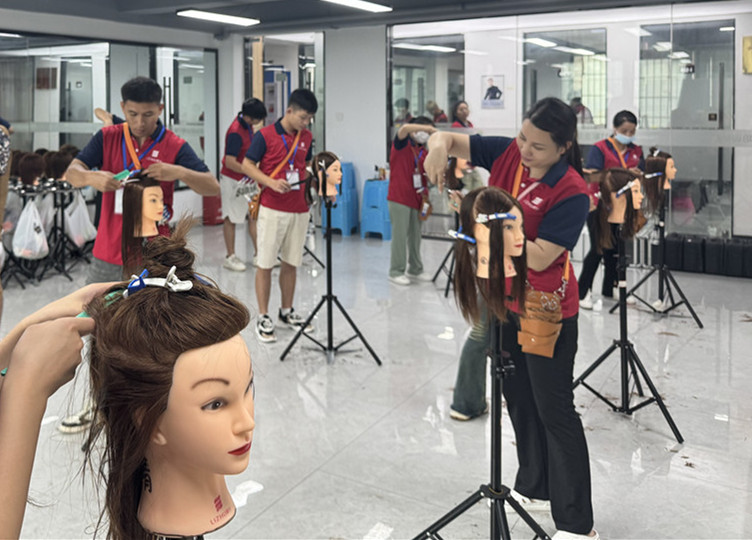 什么是挑剪？廣西美發(fā)剪發(fā)理發(fā)學校課堂講解