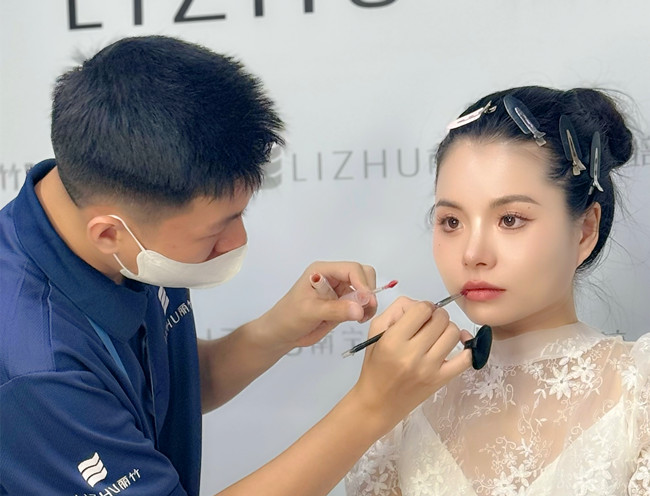 時尚簡約新娘造型，南寧新娘化妝造型學(xué)校作品
